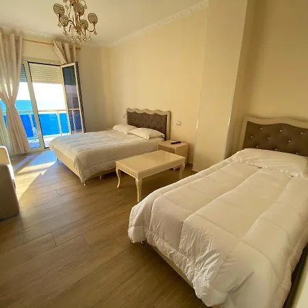3 Vellezerit Hotel
