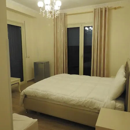 Hotel 3 Vellezerit 4*