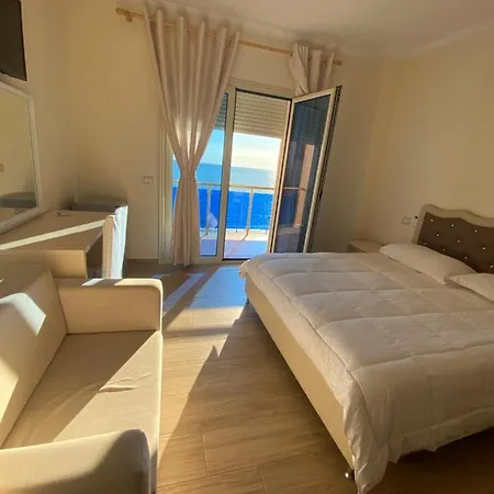 Hotel 3 Vellezerit 4*