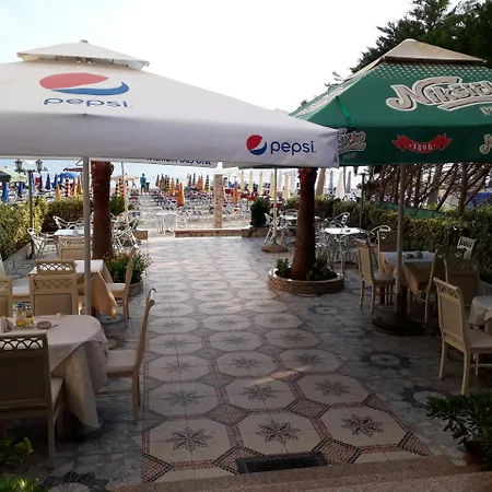 3 Vellezerit Отель 4*